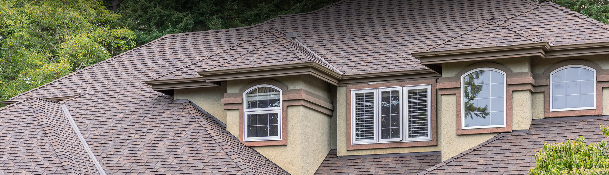 Architectural asphalt shingle roof on a home, the shingle style used for Class 4 impact-resistant roofs